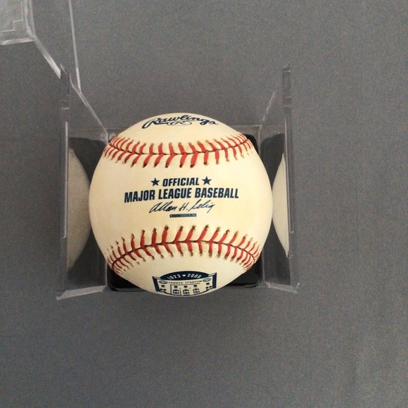 Autographed Baseball: New York Yankees Mickey Rivers #17, faded signature - Picture 6 of 7